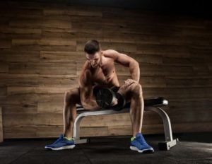 上腕二頭筋にアプローチ「コンセントレーションカール」