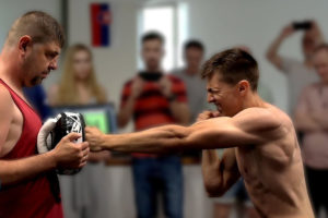 【ギネス記録】1分間に何回ミットをたたけるか！