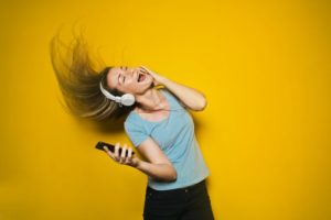 音楽が筋トレの効果をあげる？筋トレに最適な曲と聞くタイミングについて解説！